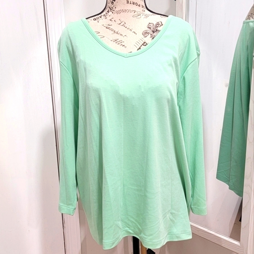 ✨️ Vicki Wayne Long sleeve like new. A11